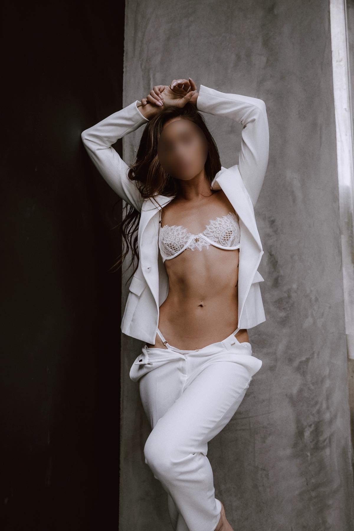 Проститутка Питера Ира с 3 размером груди предлагает интим услуги у метро Площадь Восстания  +7(911)263-23-04 